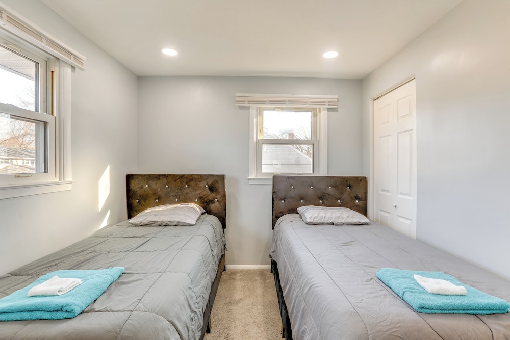 3 Mi to Dtwn: Home w/ Yard in Newark