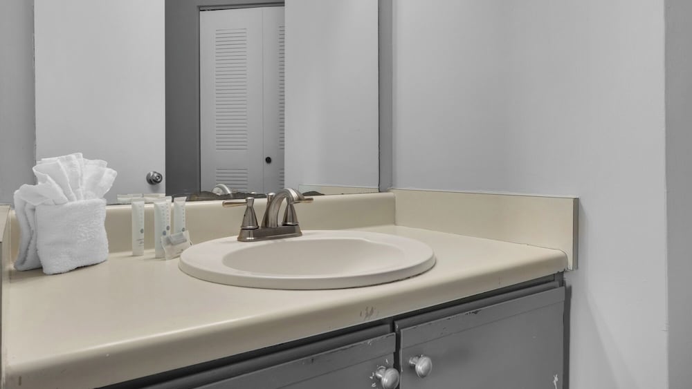 Sand Castles West A4: Steps to Beach, Pools, Private Balcony & More!