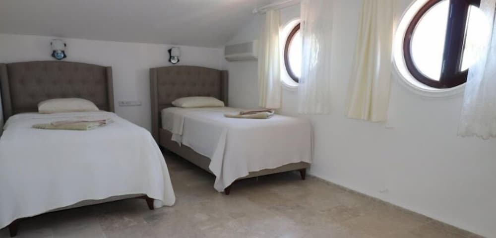 Villa XT12 by JoyLettings view 2