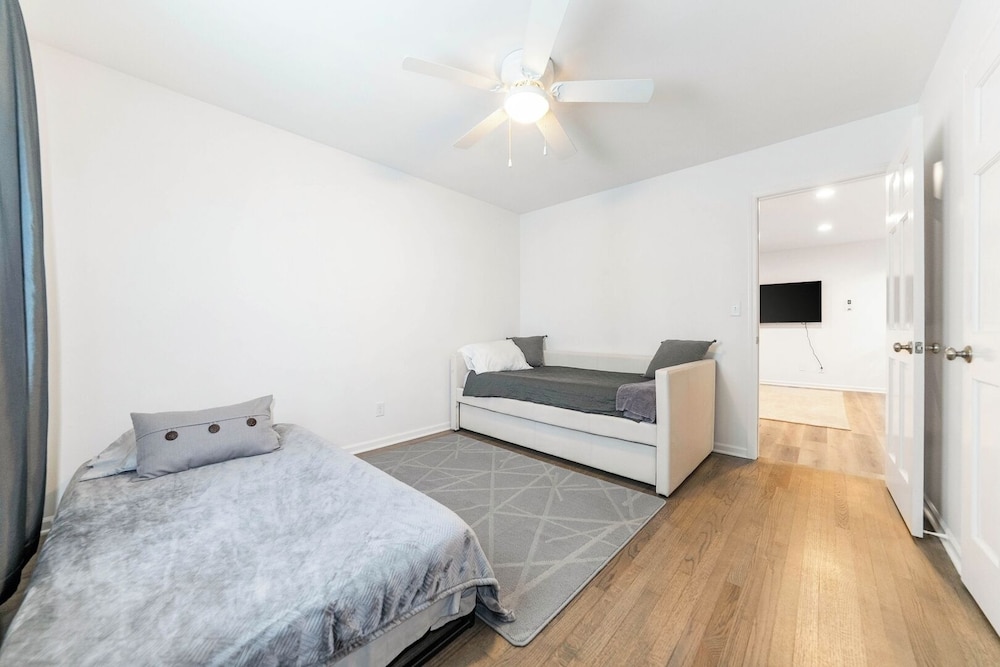 Renovated Apt w/ A/c, Wifi & Free Parking