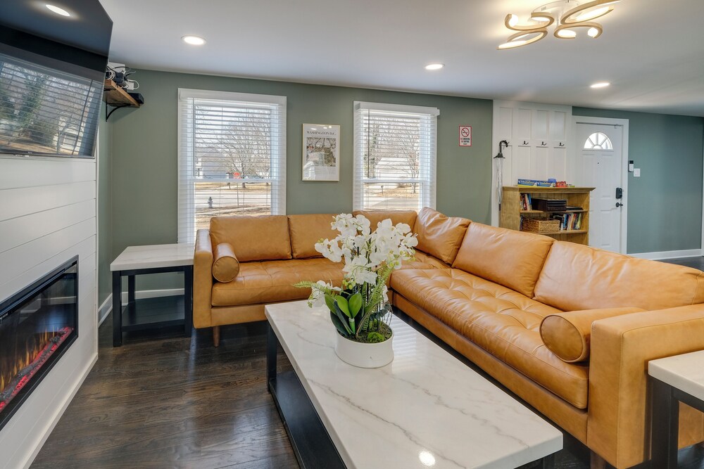 Family Friendly: Modern Retreat in Fort Washington