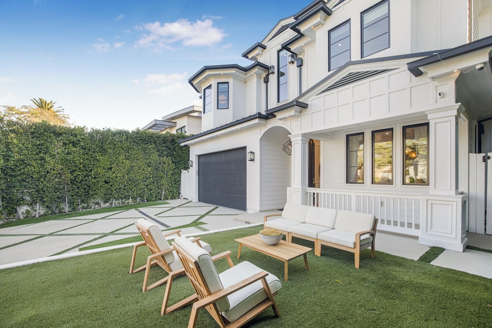 Spaulding Ave Farmhouse - Bespoke LA Home w/ Pool & Home Theater