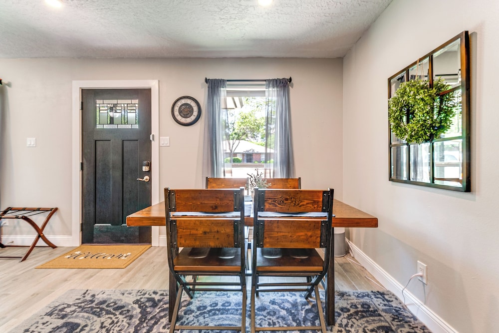 2 Mi to Texas A&m: Pet-friendly Duplex w/ Yard!