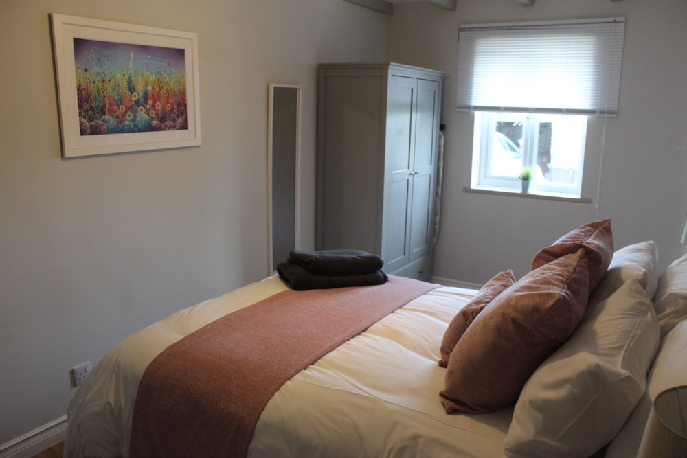 Stunning 3-bed Cottage Near Totnes South Devon view 3