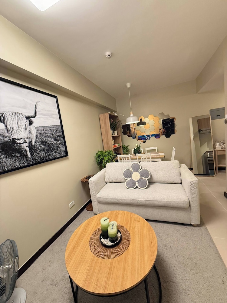 Aesthetic Cozy Apartment Condo With Pool Balcony & Deck