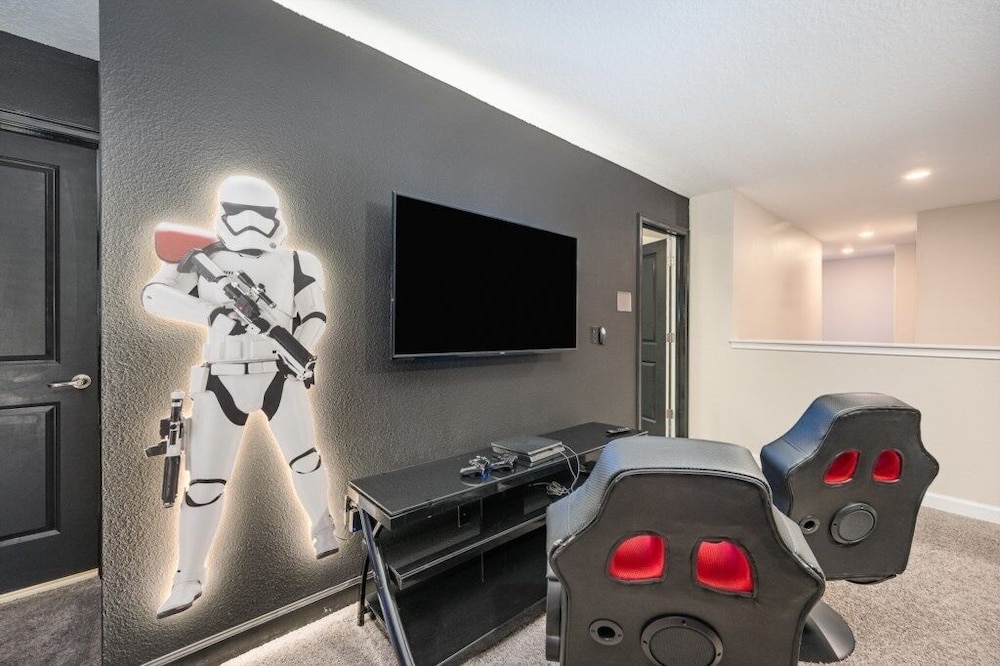 9 Bed Pool, Spa, Movie Room & Game Room! 9 Bedroom Home by RedAwning