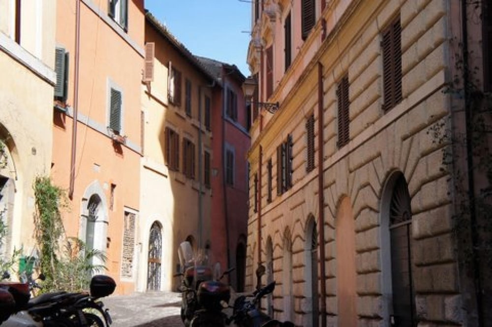 Rome With a Garden Delightful 1 Bedroom Apartment With Private Garden in Historic Trastevere