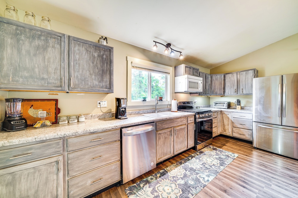 14 Mi to Dtwn Louisville: Holiday Vacation Home!