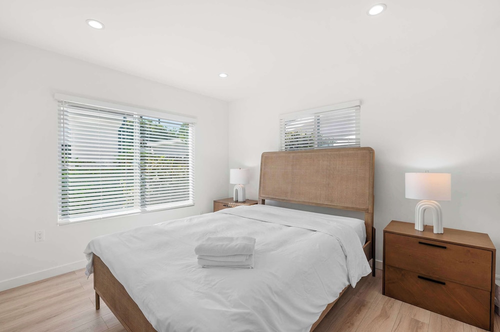 Not Affected by the Fire/spacious Modern Retreat w Luxury Amenities & Style