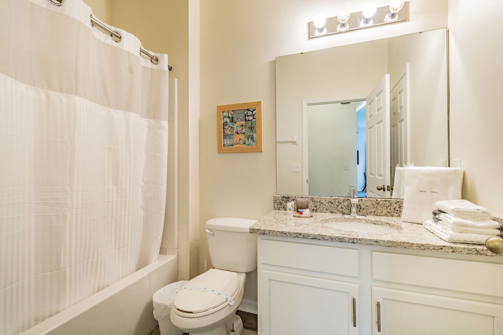4BR Townhome w/ Pool in Bella Vida Resort