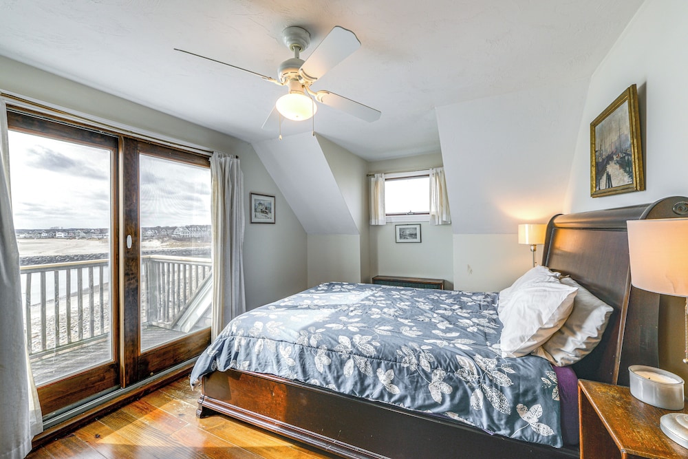Marshfield Home w/ 4 Decks & Private Beach Access!