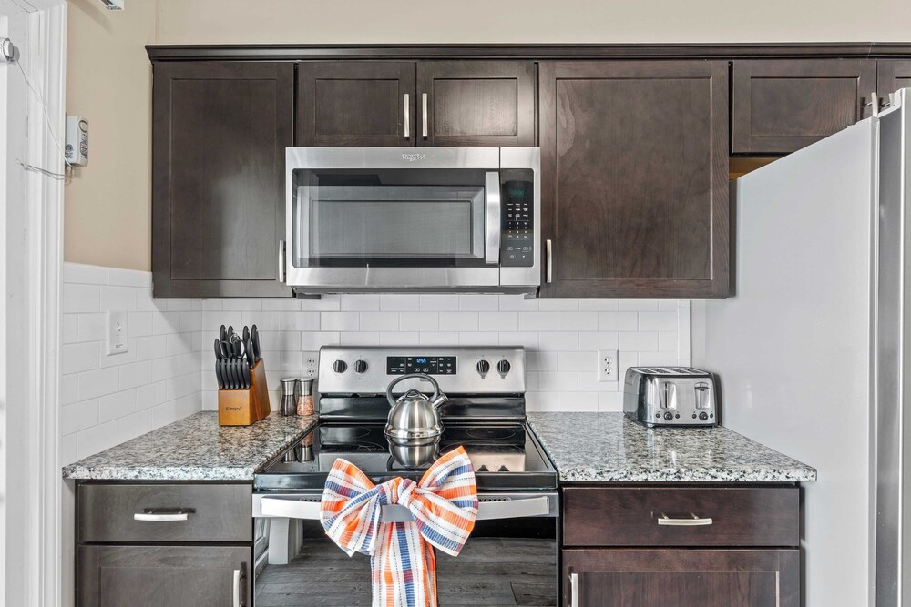 Spacious 3BR w/ Tiki Bar + Shared Pool Walk to Beach, Near 30A & Pier Park