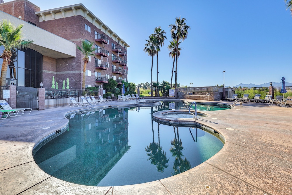 London Bridge Views: Havasu Condo on Golf Course