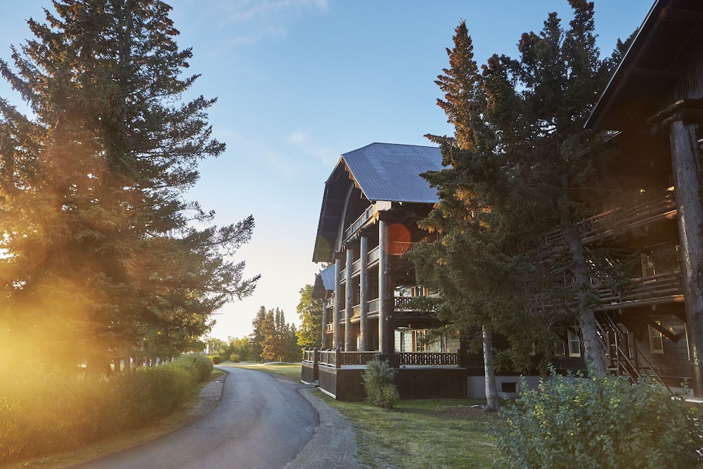 Glacier Park Lodge