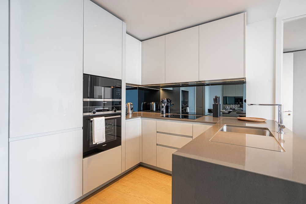 Sensational Two-bedroom Apartment by the River