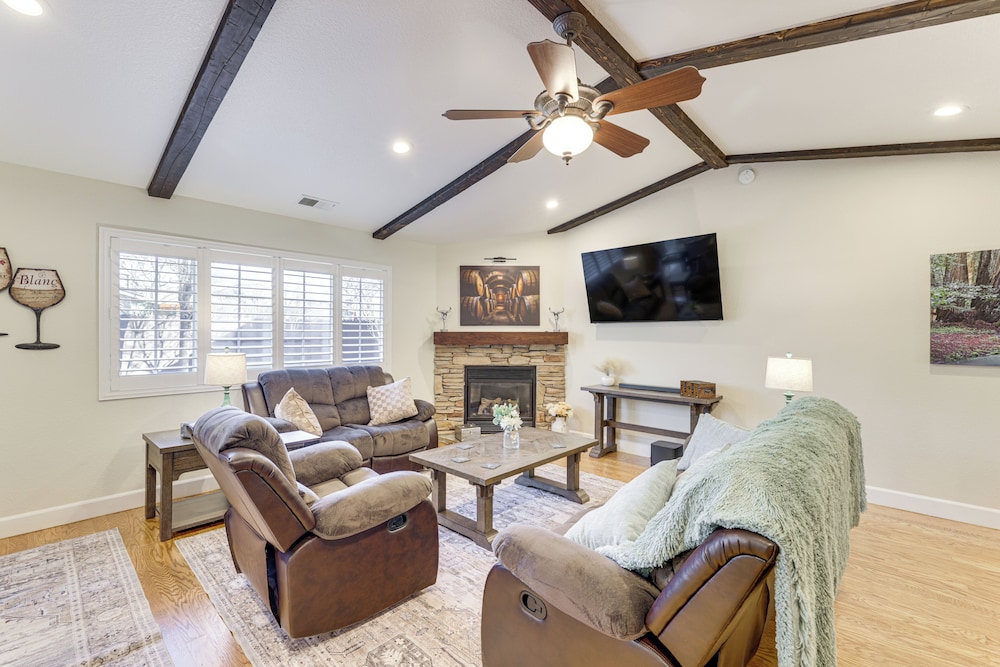 Walk Downtown: Remodeled Home in Murphys w/ Yard!