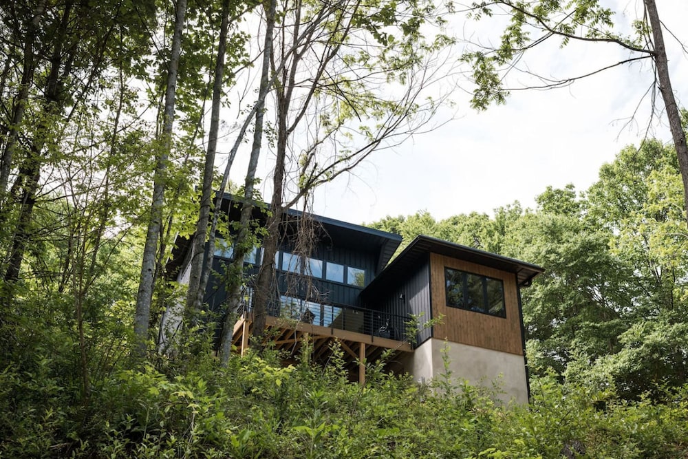 Tiny Home in the Woods Hot Tub 4 Miles to DT Haus 50
