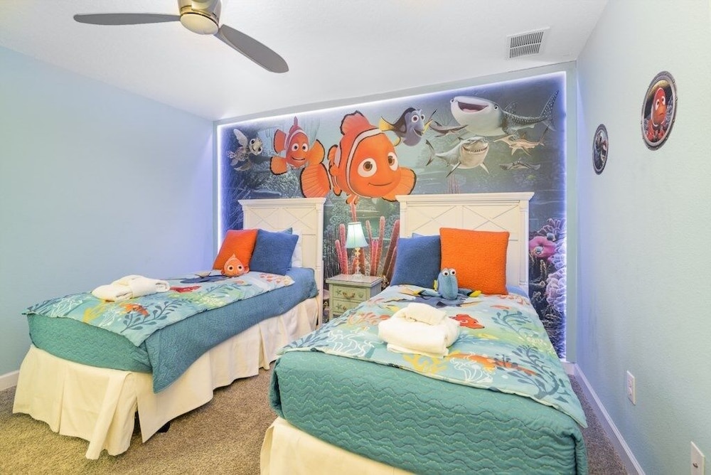 9 Bed Pool, Spa, Movie Room & Game Room! 9 Bedroom Home by RedAwning