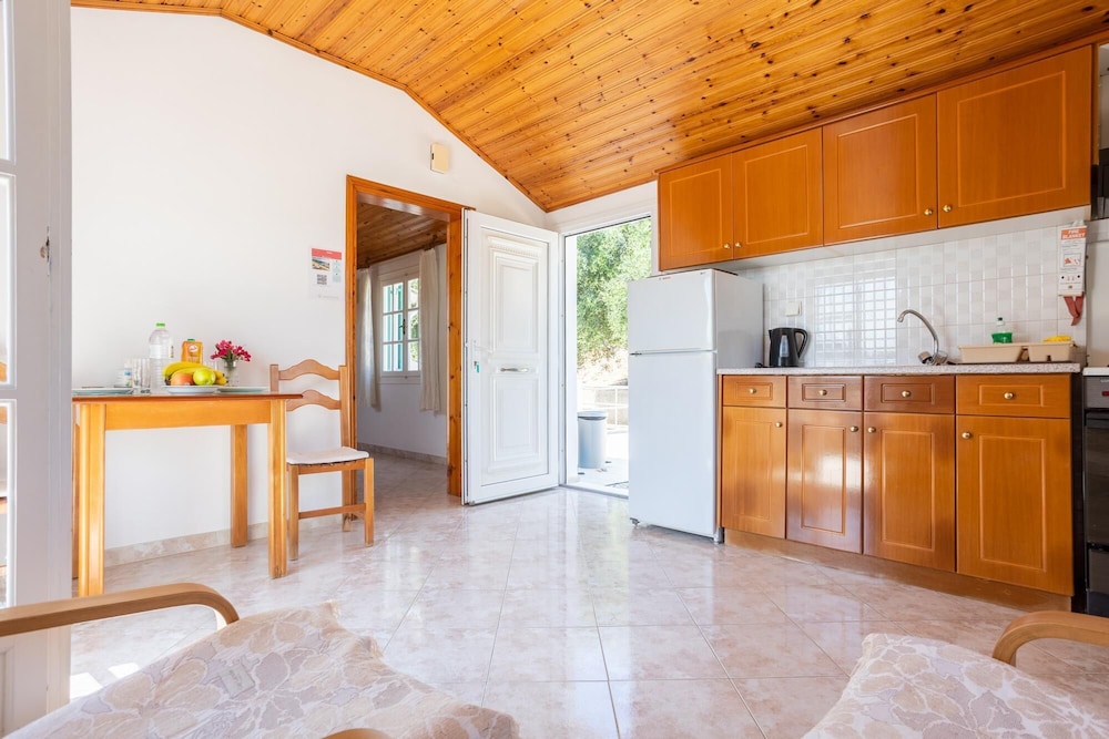 Anna Walk to Beach Sea Views A C Wifi Car Not Required - 3426 view 5
