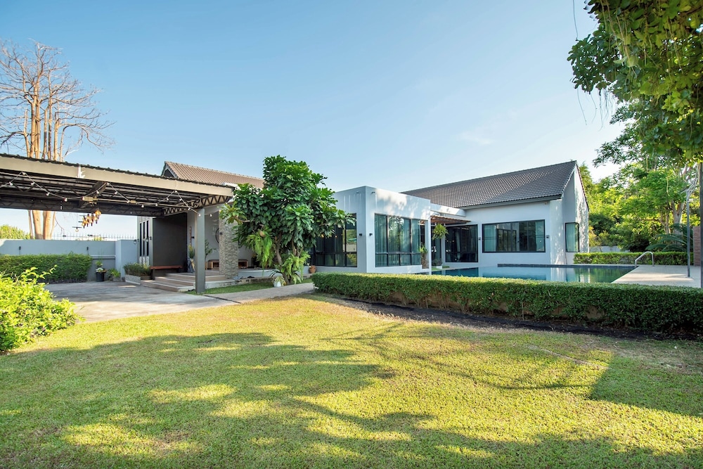 Penny - Farthing Pool Villa