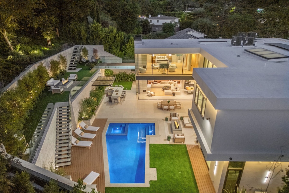 Hutton Villa - 5-bedroom Retreat in Iconic Beverly Hills Oasis