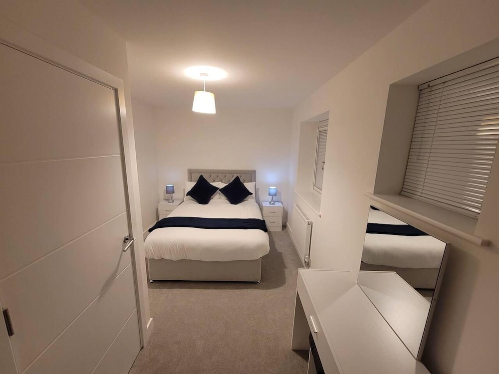 Impeccable 2-bed House in Milton Keynes view 5