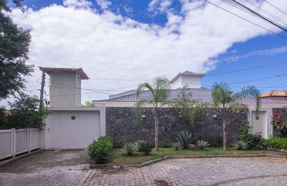 Mansão Pé na Areia Ferradura com 4Suítes
