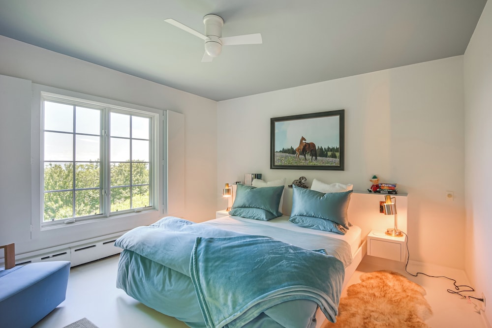 Group-friendly Newbury Stunner: Home Gym, Hot Tub!