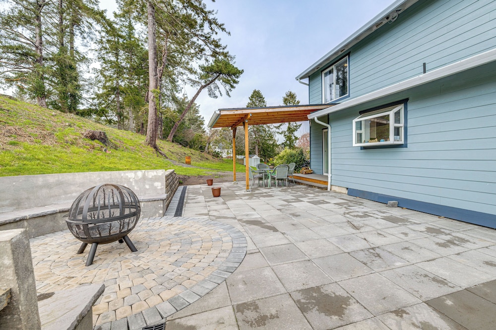 3 Mi to Beach: Oregon North Coast Retreat