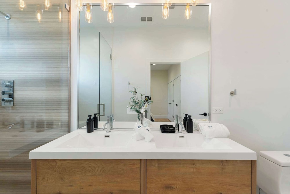New 3bed 2bath Condo With Parking by United Center