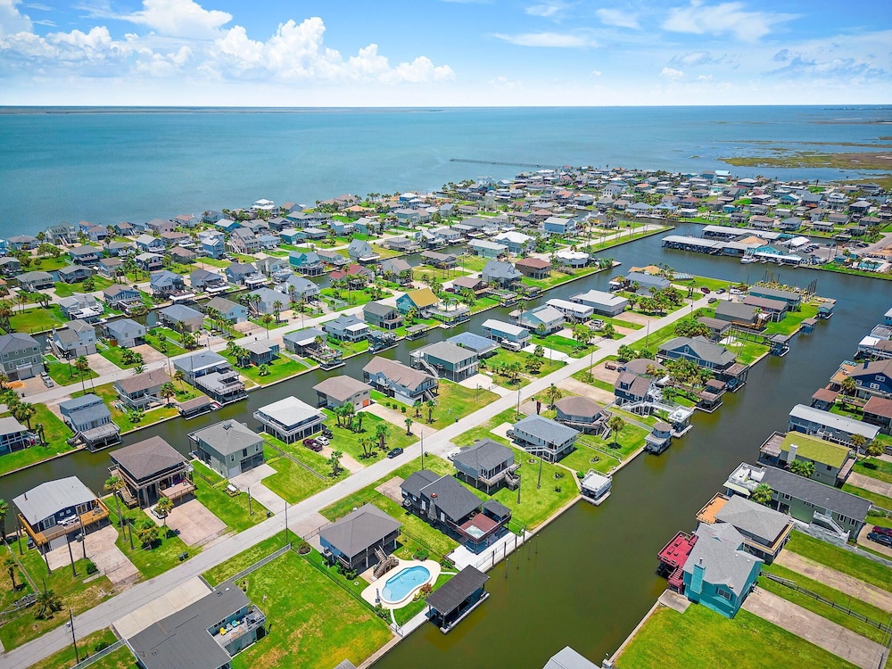 Purple Pelican Paradise by Ryson Vacation Rentals