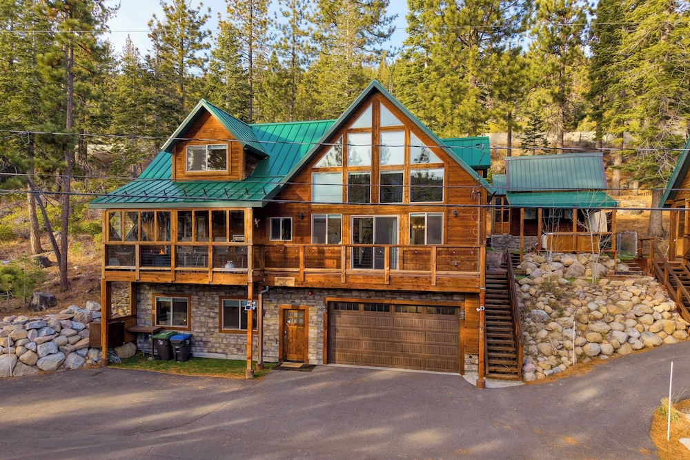 Denton by Avantstay Hot Tub, Deck w/ Fire Pit Near Skiing & Lake!