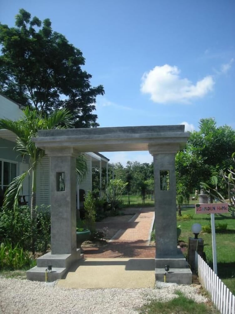 Baan Rim Klong Resort