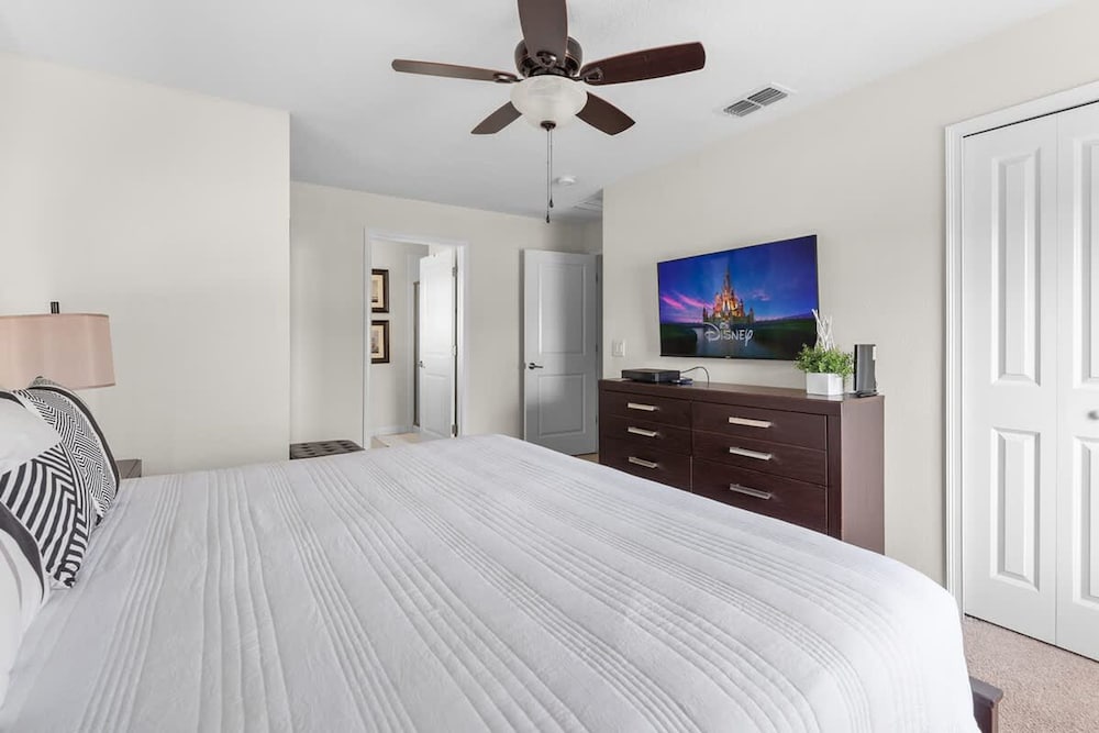 Private Pool and BBQ at Storey Lake 5BR