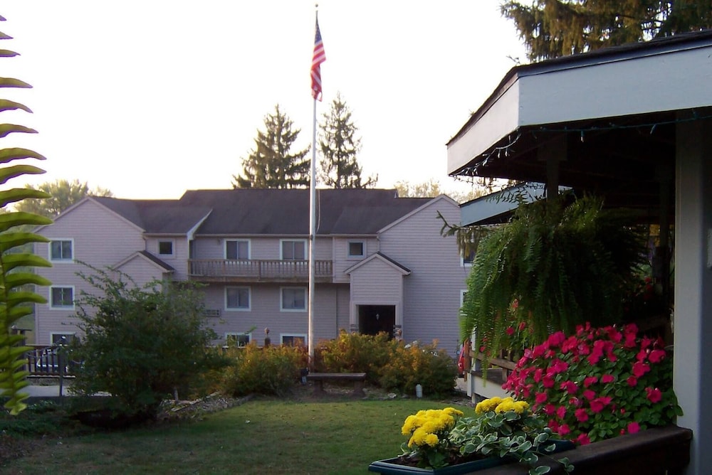 Bloomington Vacations - Hotel Nashville - Property Image 1