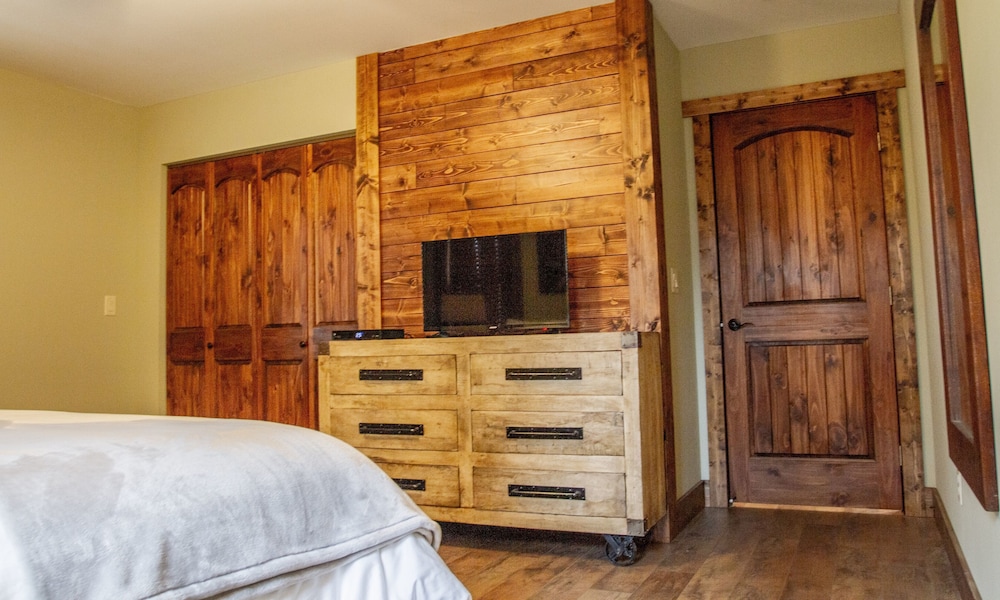 Asheville Country Cabins view 5