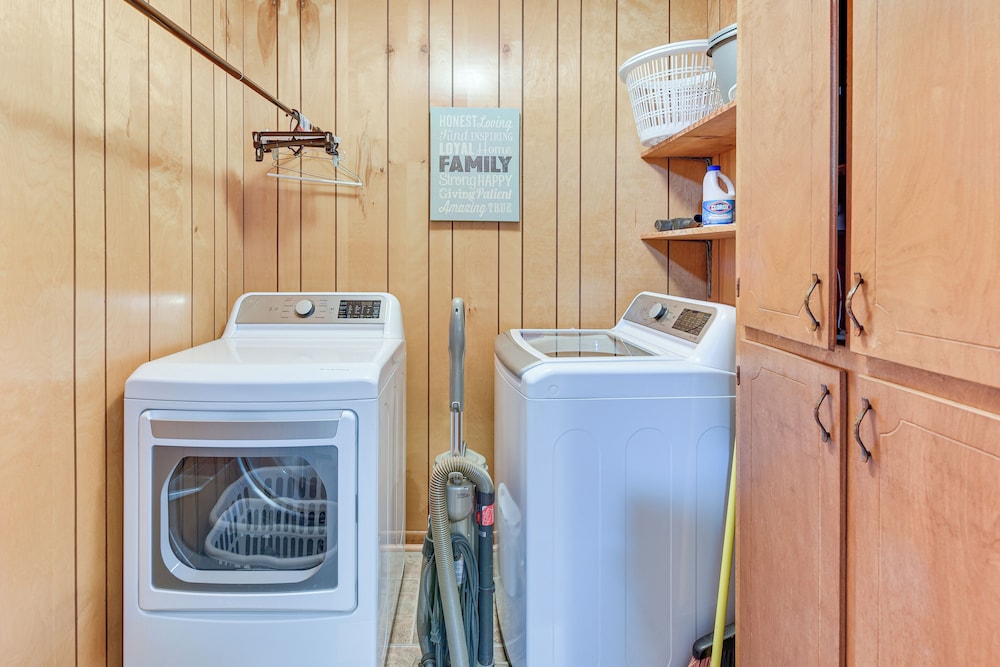 On Lake Tillery: Spacious Home w/ Screened Porch!