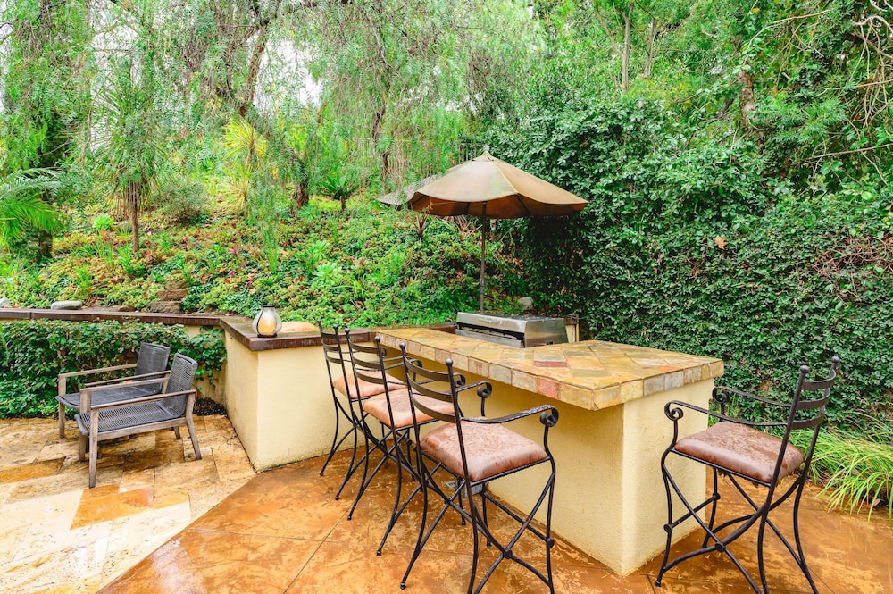 Elegant Villa Retreat Pool Garden Alfresco Lounge