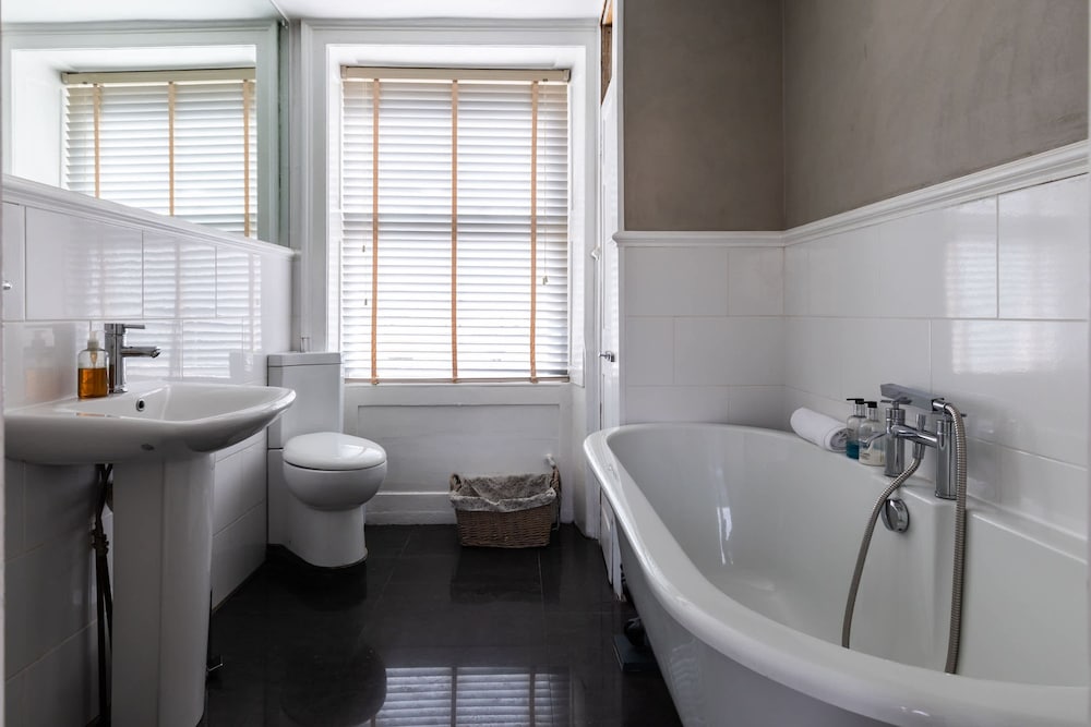 Stylish 4-bedroom Townhouse in the Heart of Bath