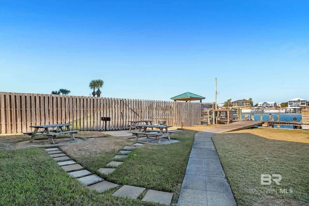 1 bed Beach Pools Waterfront Boating Palmaway