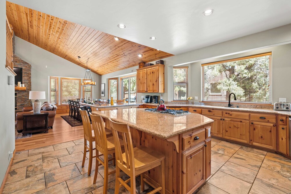 Sleeps 27 2 Homes Near the Lake, Hot Tub + Views Castle Glen Estates