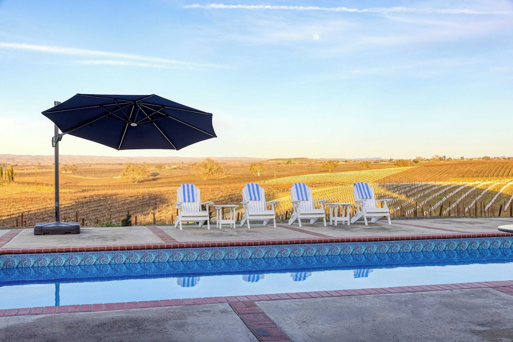 Private Pool, Firepit & Wine Room Near Top Paso Wineries Devi Ranch