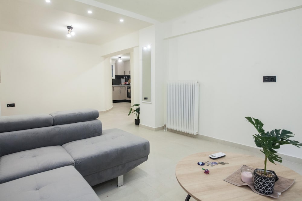 Cozy 1 Bd Getaway Apt in Lively Kipseli