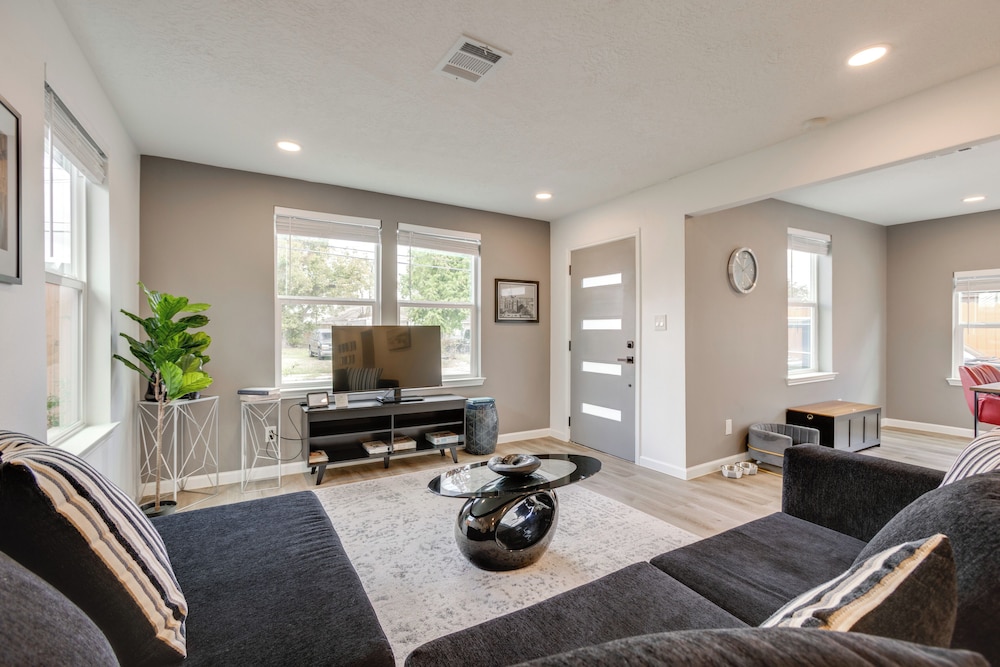 Updated Home w/ Hot Tub in Houston's Northside!