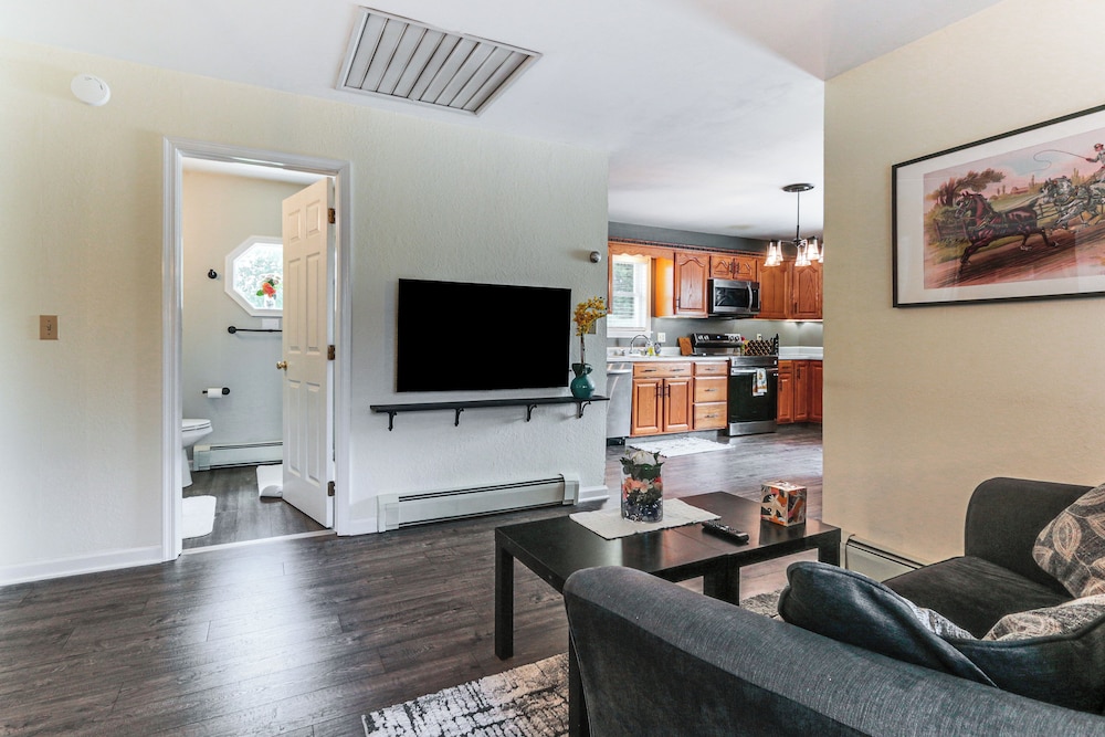 Walk to Town: Charming Unit w/ Balcony in Bedford!