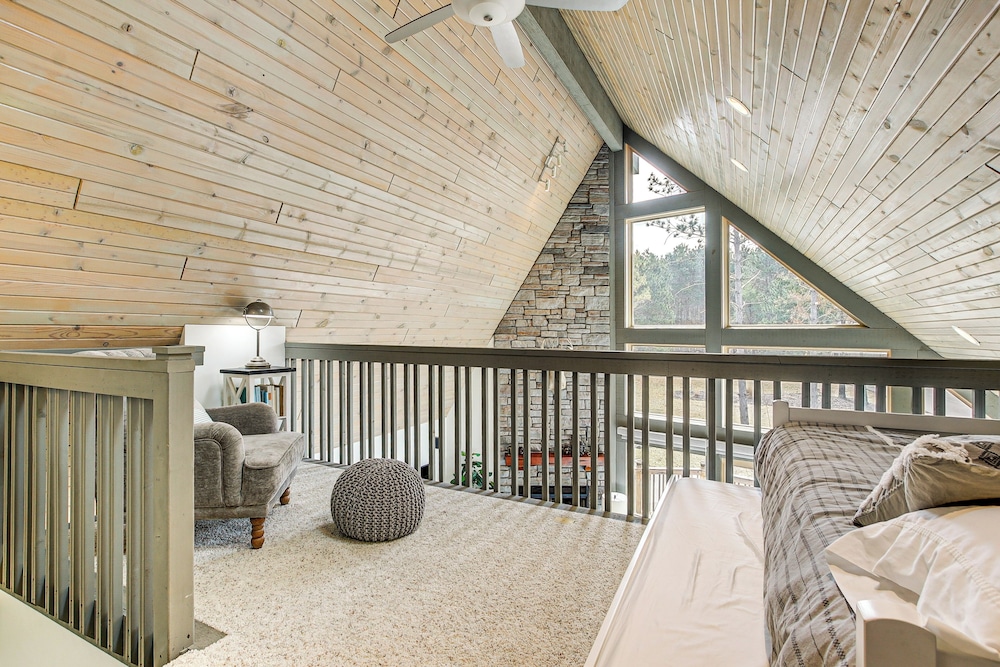 2 Mi to Sand Valley: Family Getaway w/ Deck!