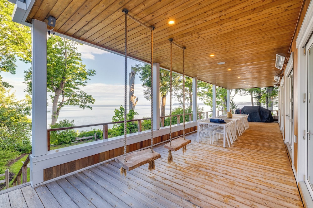 Stunning Semiahmoo Bay Views: Spacious PNW Home