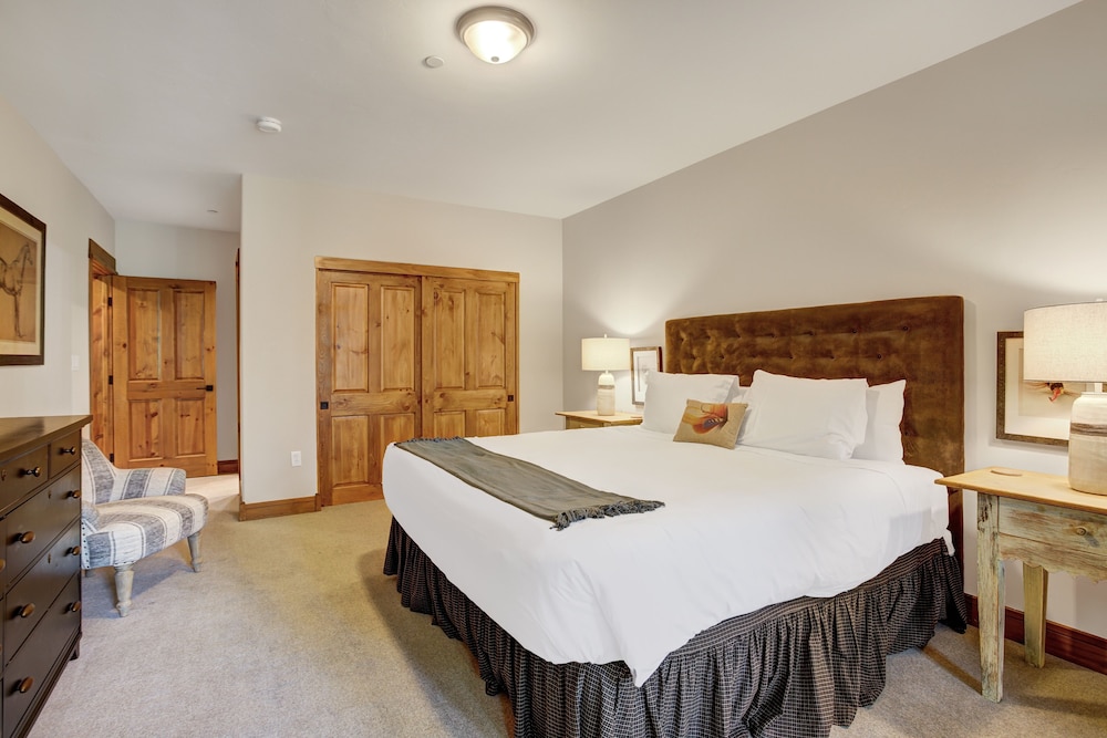Premium 2 Bedroom Condo in Arrowhead Village! 2 Condo
