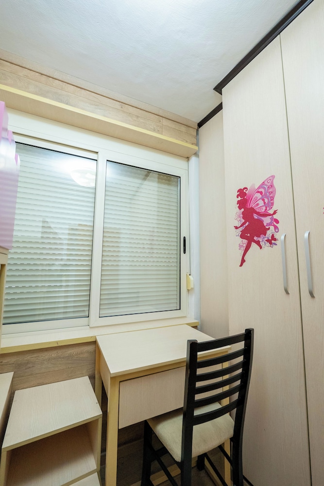 Tirent Apartment - Spacious 2-Bedroom Stay Near Liqeni i Thatë
