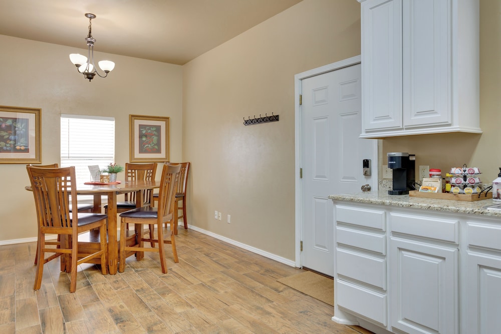 Apartment Half-mi to Downtown Guthrie!
